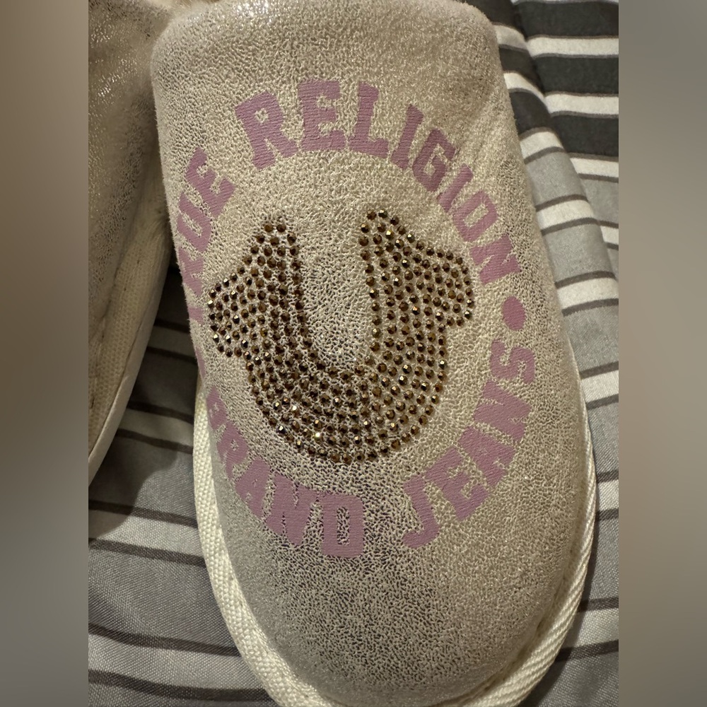NWT True Religion Slippers - Picture 4 of 6
